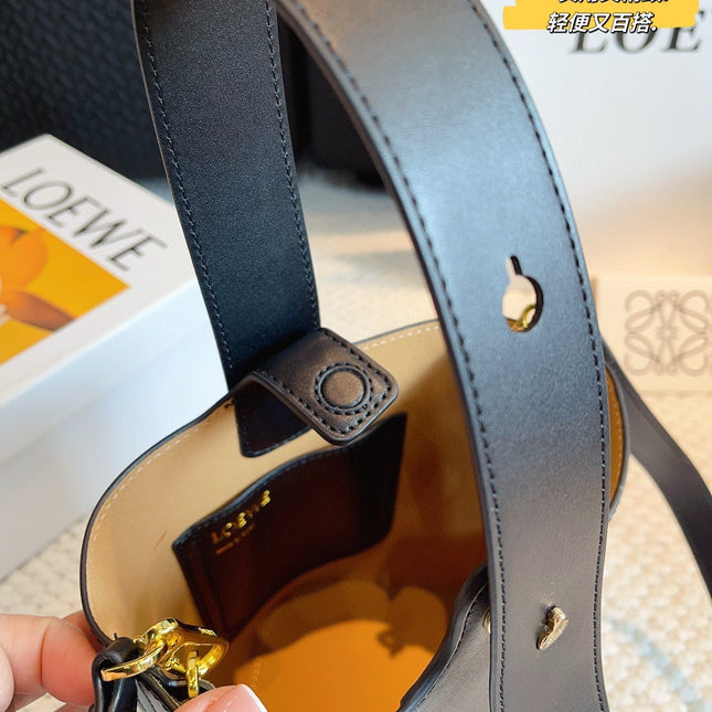 MINI PEBBLE BUCKET 20 BAG IN BLACK SOFT GRAINED CALFSKIN