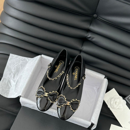 CC BALLET FLATS IN BLACK LAMBSKIN WITH GOLD HARDWARE