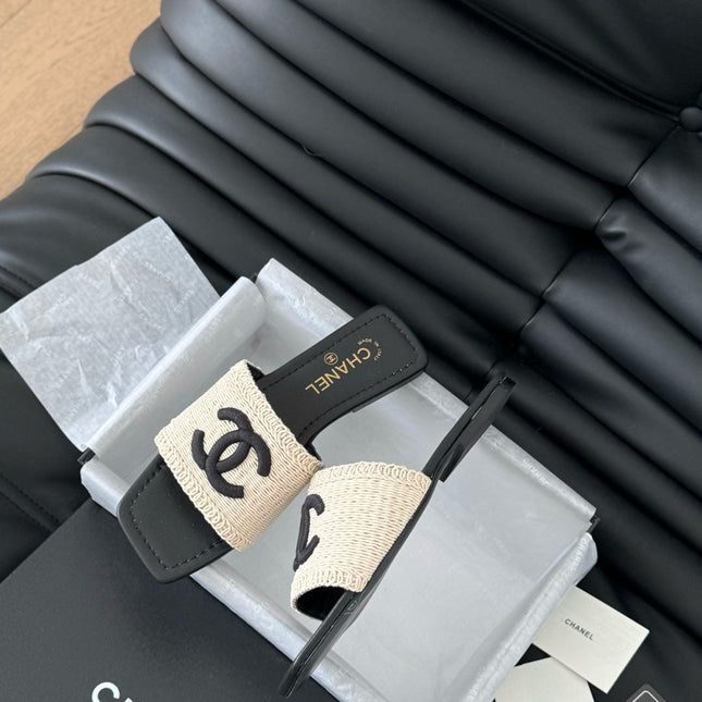 WOVEN SLIDE IN RAFFIA AND BLACK LAMBSKIN