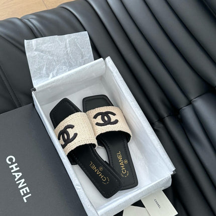 WOVEN SLIDE IN RAFFIA AND BLACK LAMBSKIN