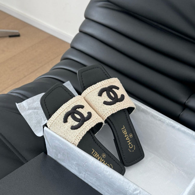 WOVEN SLIDE IN RAFFIA AND BLACK LAMBSKIN