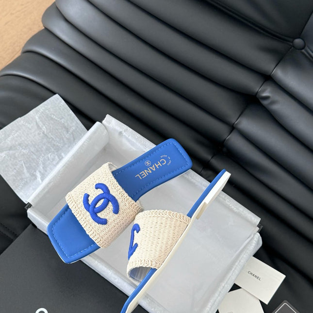 WOVEN SLIDE IN RAFFIA AND CERULEAN BLUE LAMBSKIN