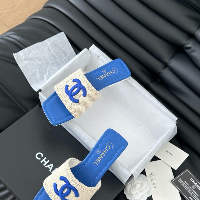 WOVEN SLIDE IN RAFFIA AND CERULEAN BLUE LAMBSKIN