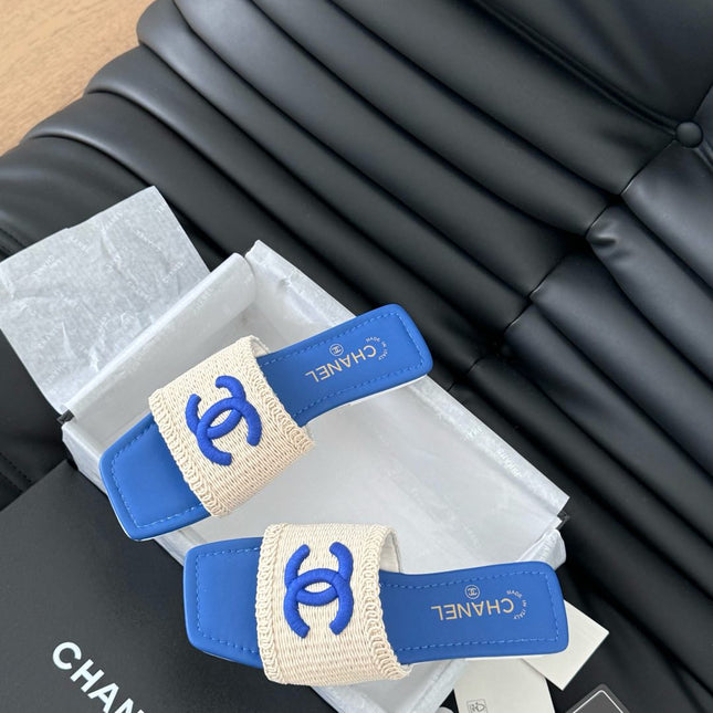 WOVEN SLIDE IN RAFFIA AND CERULEAN BLUE LAMBSKIN