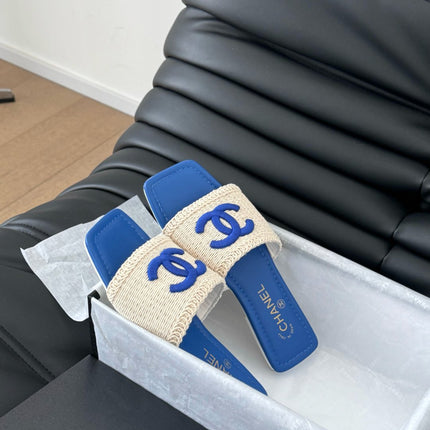 WOVEN SLIDE IN RAFFIA AND CERULEAN BLUE LAMBSKIN