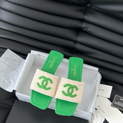 WOVEN SLIDE IN RAFFIA AND EMERALD GREEN LAMBSKIN