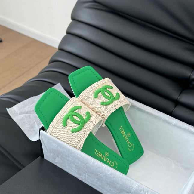 WOVEN SLIDE IN RAFFIA AND EMERALD GREEN LAMBSKIN