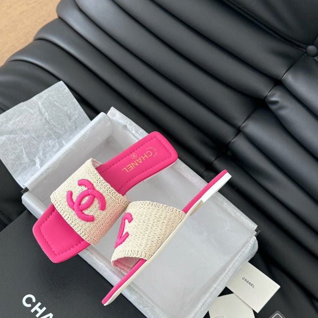 WOVEN SLIDE IN RAFFIA AND BRIGHT PINK LAMBSKIN