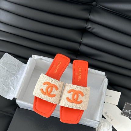 WOVEN SLIDE IN RAFFIA AND VIVID ORANGE LAMBSKIN