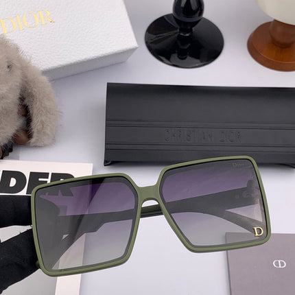 MONTAIGNE SUNGLASS CD1595 IN GREEN ACETATE