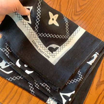 LV SCARF 200 CM IN CASHMERE 738534