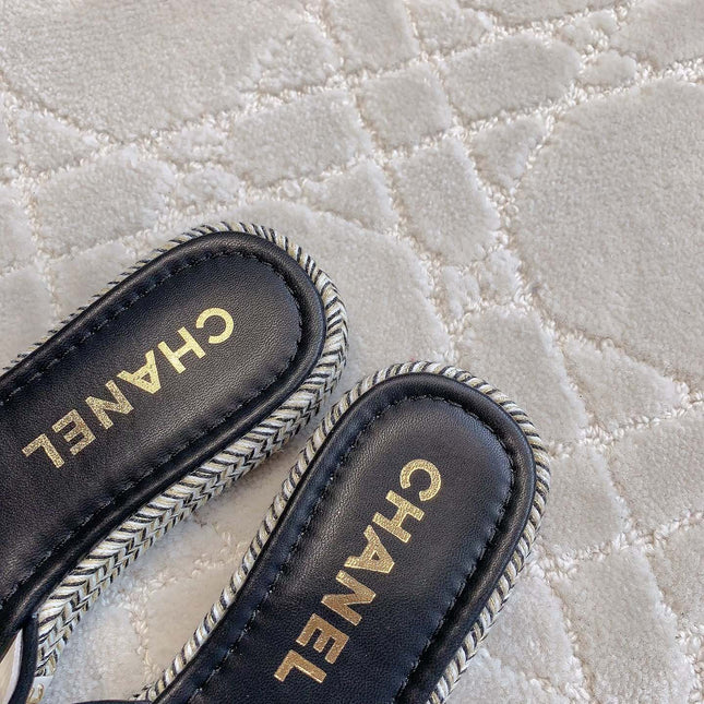 PLATFORM SLIPPERS IN WHITE WOOL AND BLACK LAMBSKIN