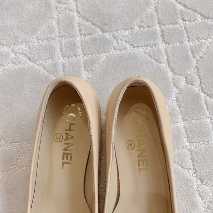 PUMP ROUNG TOE IN BEIGE CREAM MIX BLACK SHEEPSKIN