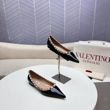 ROCKSTUD FLAT PUMP IN BLACK CALFSKIN
