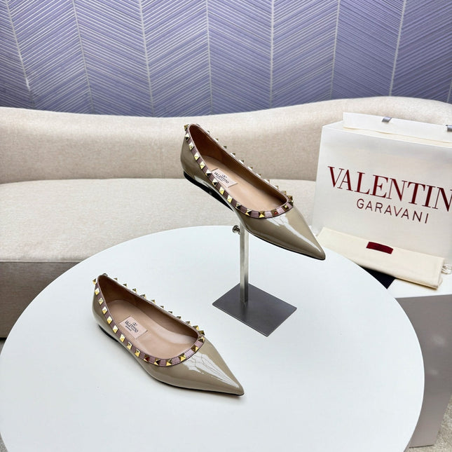 ROCKSTUD FLAT PUMP IN SAND BROWN CALFSKIN