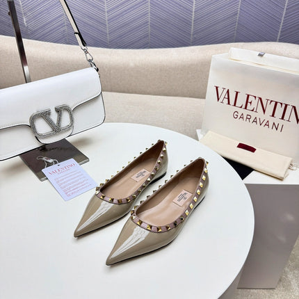 ROCKSTUD FLAT PUMP IN SAND BROWN CALFSKIN