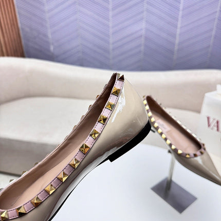 ROCKSTUD FLAT PUMP IN SAND BROWN CALFSKIN