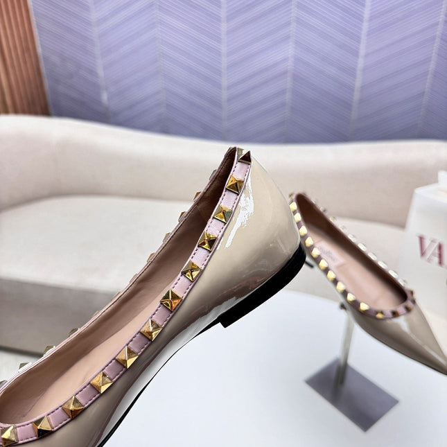 ROCKSTUD FLAT PUMP IN SAND BROWN CALFSKIN