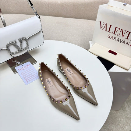 ROCKSTUD FLAT PUMP IN SAND BROWN CALFSKIN