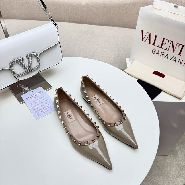 ROCKSTUD FLAT PUMP IN SAND BROWN CALFSKIN