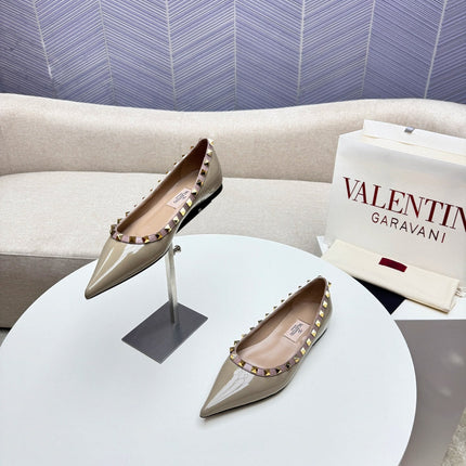 ROCKSTUD FLAT PUMP IN SAND BROWN CALFSKIN