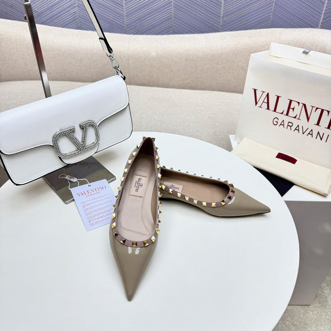 ROCKSTUD FLAT PUMP IN SAND BROWN CALFSKIN