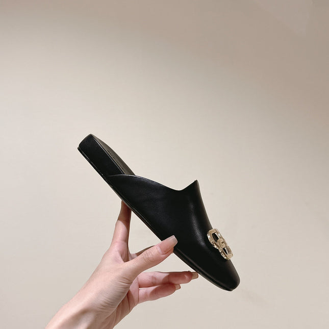 FLAT MULES IN BLACK SMOOTH CALFSKIN GOLD BUCKLE