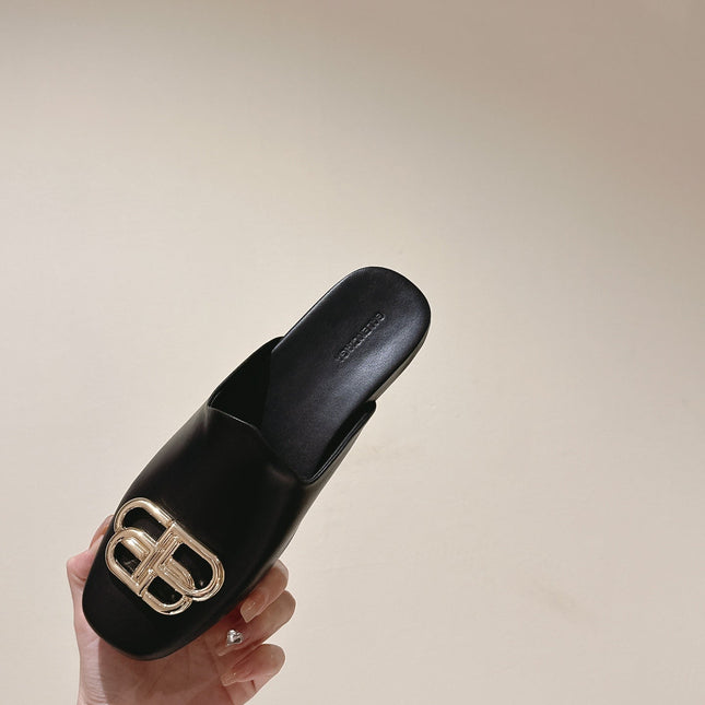 FLAT MULES IN BLACK SMOOTH CALFSKIN GOLD BUCKLE