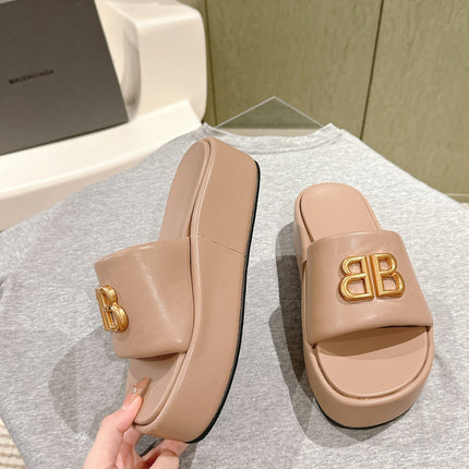 RISE SANDALS IN BEIGE SHINY LAMBSKIN GOLD BUCKLE