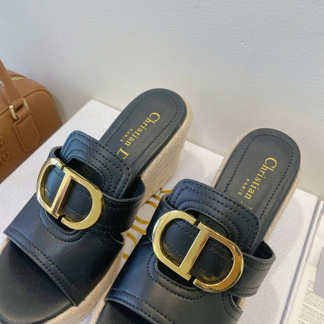 MONTAIGNE WEDGE SLIDE 95MM IN BLACK CALFSKIN