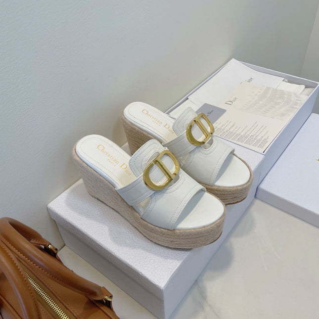 MONTAIGNE WEDGE SLIDE 95MM IN WHITE CALFSKIN