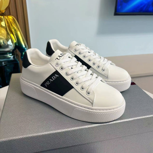 PRADA 25S LEATHER LOGO OUTLET SNEAKERS BLACK AND WHITE CALFSKIN