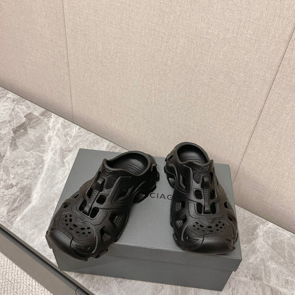 CUT-OUT MULES IN BLACK RUBBER