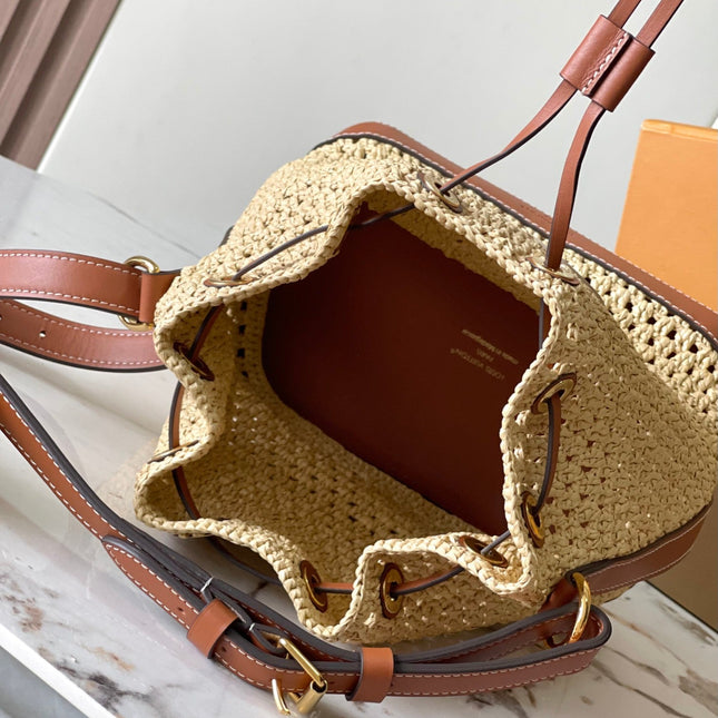 NOÉ PURSE 24 IN BEIGE CROCHETED RAFFIA AND BROWN CALFSKIN TRIM