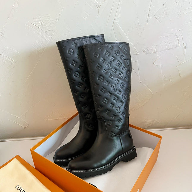 TERRITORY FLAT HIGH BOOT IN BLACK EMBOSSED CALFSKIN