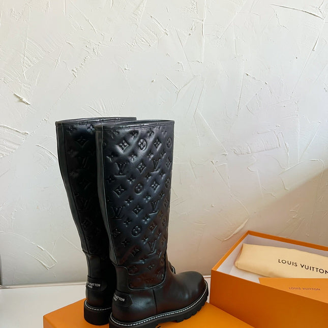 TERRITORY FLAT HIGH BOOT IN BLACK EMBOSSED CALFSKIN