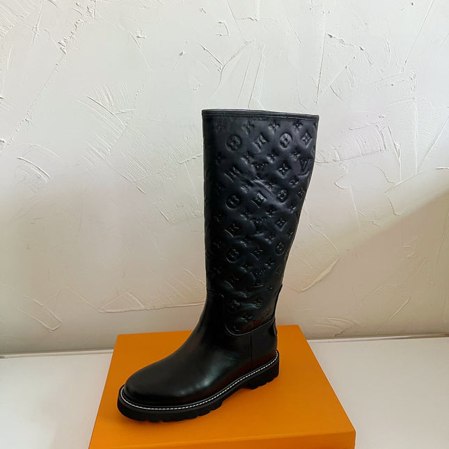 TERRITORY FLAT HIGH BOOT IN BLACK EMBOSSED CALFSKIN