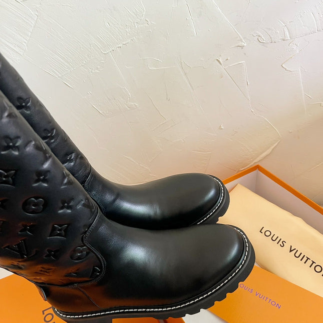TERRITORY FLAT HIGH BOOT IN BLACK EMBOSSED CALFSKIN