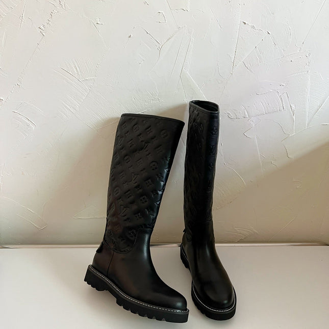 TERRITORY FLAT HIGH BOOT IN BLACK EMBOSSED CALFSKIN