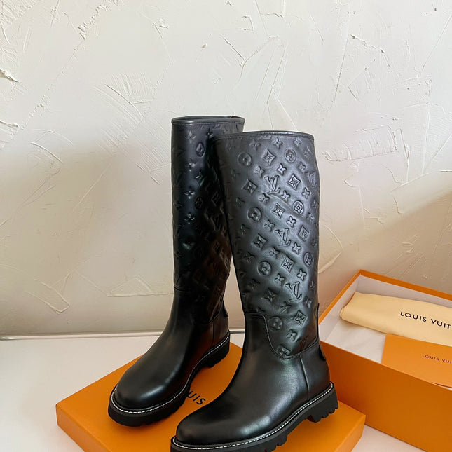 TERRITORY FLAT HIGH BOOT IN BLACK EMBOSSED CALFSKIN