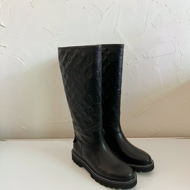 TERRITORY FLAT HIGH BOOT IN BLACK EMBOSSED CALFSKIN