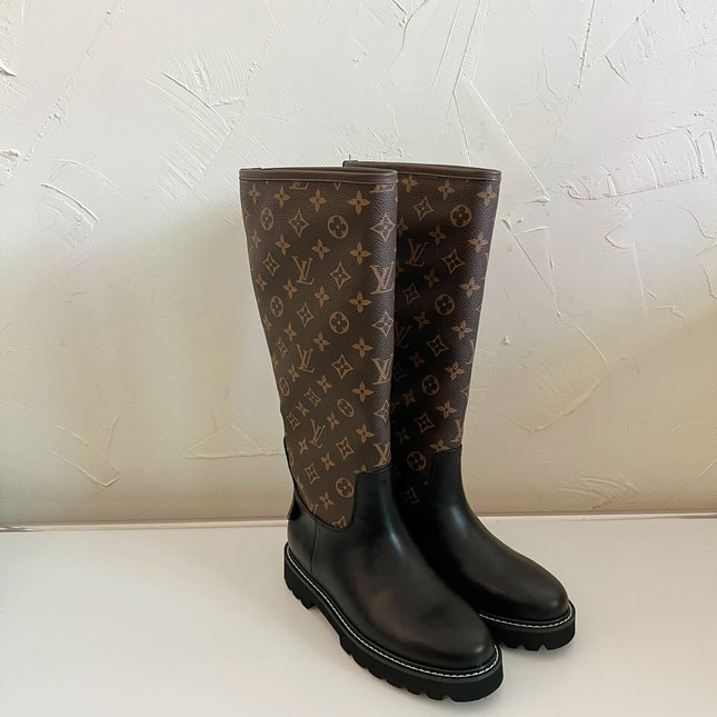 TERRITORY FLAT HIGH BOOT IN BLACK MIX CHOCOLATE BROWN MONOGRAM CALFSKIN