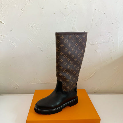 TERRITORY FLAT HIGH BOOT IN BLACK MIX CHOCOLATE BROWN MONOGRAM CALFSKIN