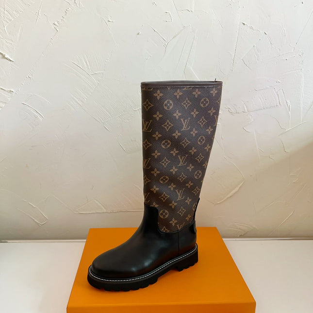 TERRITORY FLAT HIGH BOOT IN BLACK MIX CHOCOLATE BROWN MONOGRAM CALFSKIN