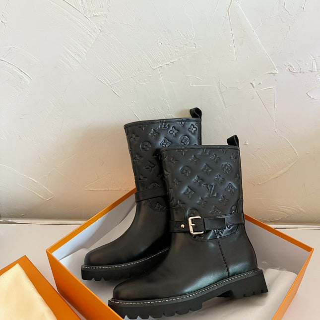 TERRITORY FLAT ANKLE BOOT IN BLACK EMBOSSED CALFSKIN