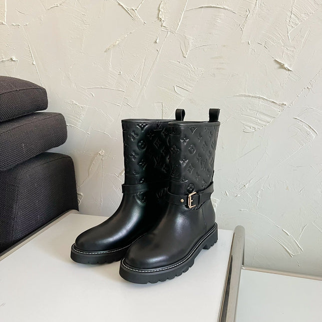 TERRITORY FLAT ANKLE BOOT IN BLACK EMBOSSED CALFSKIN