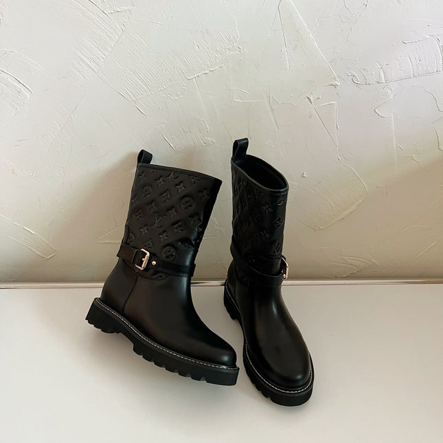 TERRITORY FLAT ANKLE BOOT IN BLACK EMBOSSED CALFSKIN