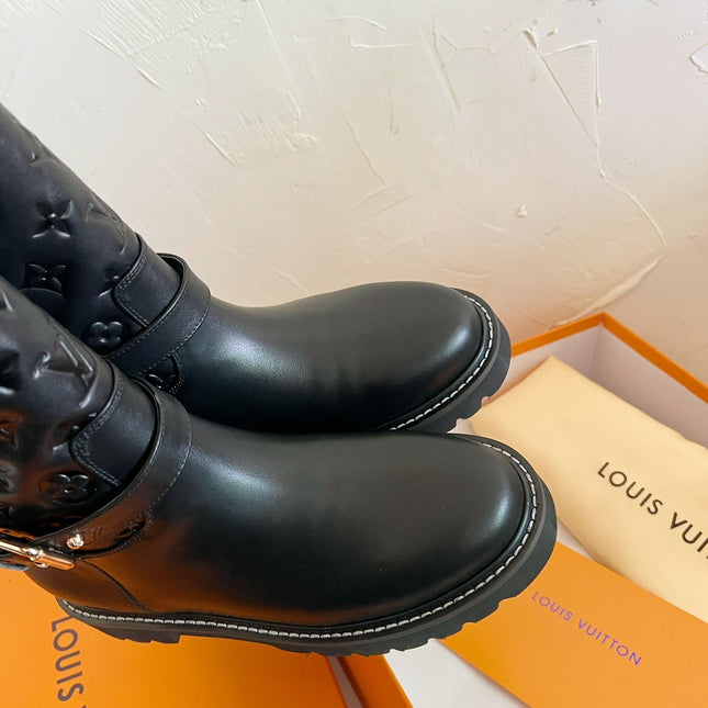 TERRITORY FLAT ANKLE BOOT IN BLACK EMBOSSED CALFSKIN