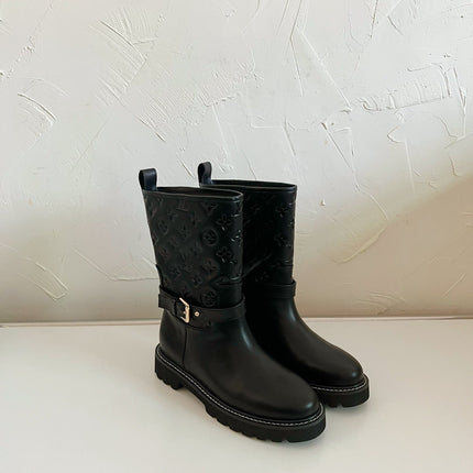 TERRITORY FLAT ANKLE BOOT IN BLACK EMBOSSED CALFSKIN
