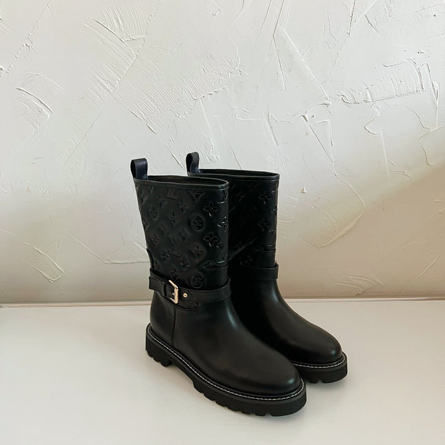 TERRITORY FLAT ANKLE BOOT IN BLACK EMBOSSED CALFSKIN